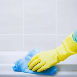 Ванна сяятиме, а бруд і наліт зникнуть за лічені хвилини: прості засоби, які замінять дорогу хімію з магазину