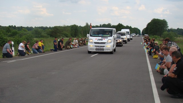 На Волині живим коридором та на колінах зустріли загиблого Героя, який захищав Україну