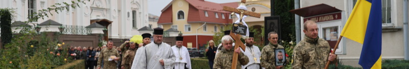 Залишилися мама, брати та син: у Луцьку провели в останню дорогу Героя Євгена Писаренка