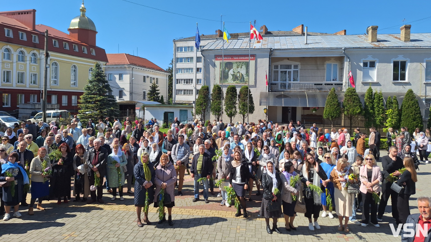 «Не я б'ю – верба б'є»: як у головному соборі Луцька освячували вербу