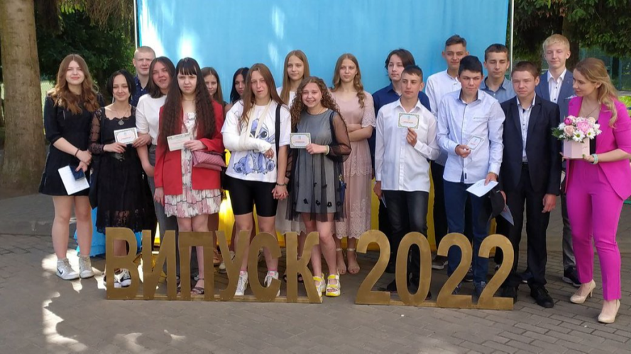 Із квітами та усмішками: у луцькій школі дев'ятикласникам вручили атестати