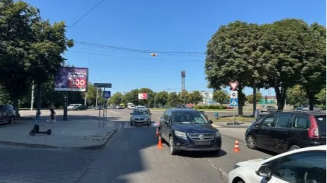 На самокаті вилетів на перехід і зіткнувся з авто: у Луцьку оштрафували 16-річного хлопця