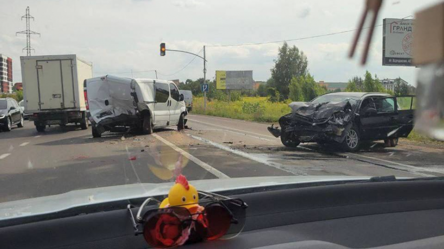 Унаслідок ДТП в Луцьку двоє водіїв потрапили до лікарні: деталі автопригоди