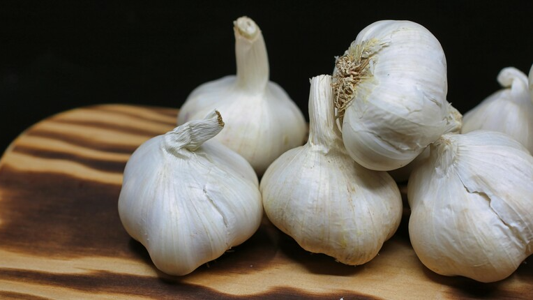 Перше весняне підживлення часнику: головки виростуть гігантськими