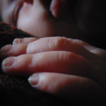 Жінка погодилась доглянути за немовлям і віддала батькам мертву дитину: подробиці трагедії