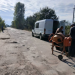 Без влади, але з ентузіазмом: на Волині люди самі ремонтують дорогу та збирають донати прямо на трасі