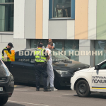 У Луцьку BMW вилетів на зустрічну та зніс обмежувальні стовпці: водія затримала поліція