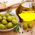 Одна ложка «рідкого золота» й організм вам подякує: чому зранку варто пити оливкову олію