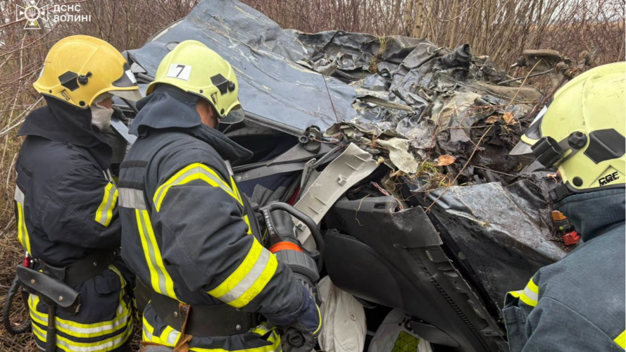 На Волині - жахлива ДТП: рятувальники розрізали авто, щоб дістати заблокованих водіїв