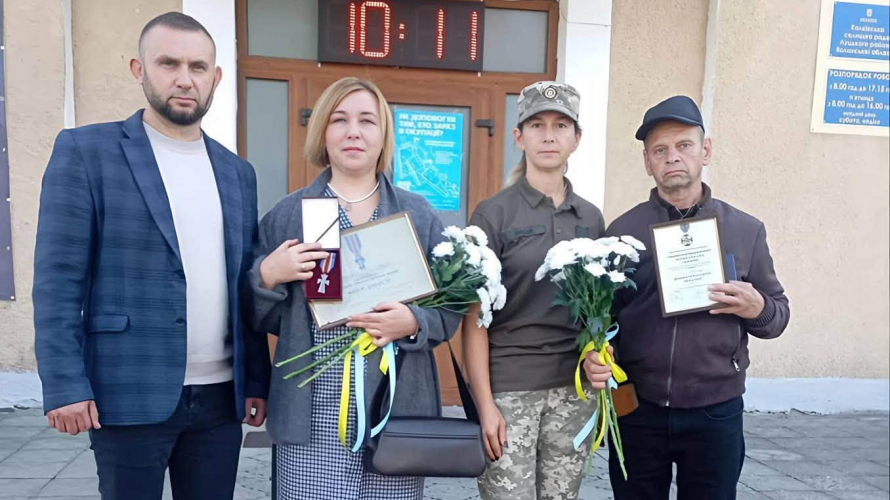 «Хрест Доблесті» та «Комбатантський хрест»: родинам двох воїнів із Волині передали посмертні нагороди