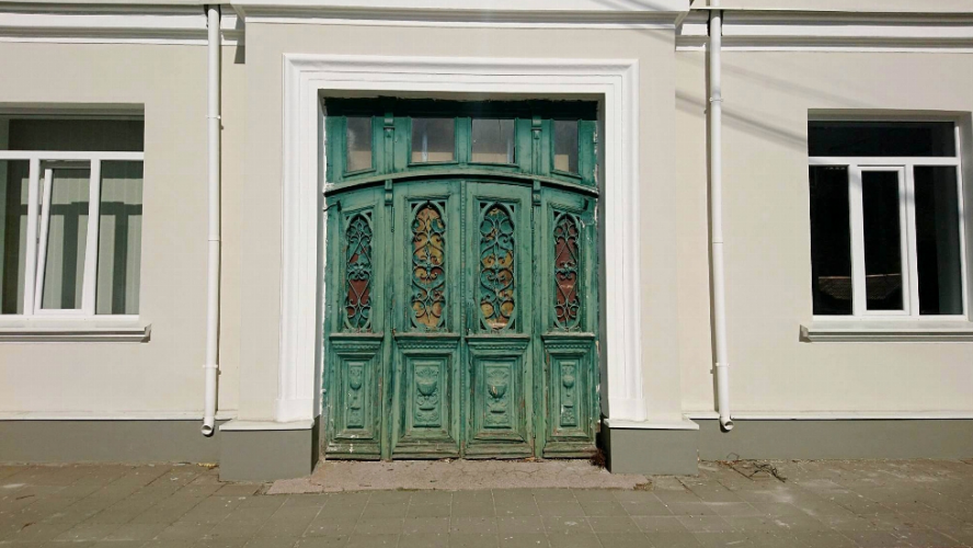 Чому реставрація старовинних луцьких дверей затягнулася на 8 місяців