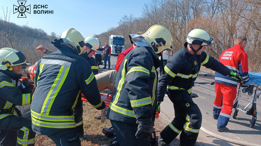 Водія деблокували з понівеченого авто: деталі жахливої автотрощі у Луцькому районі