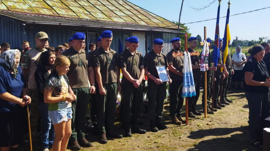 Мати чекала з перемогою, а зустріла в домовині: попрощалися із ексфутболістом волинського клубу Романом Шавлюком