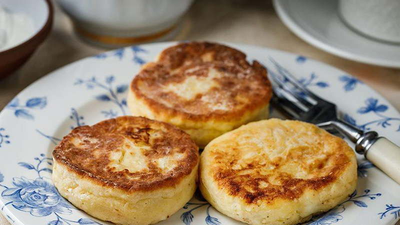 Ніжні сирники з яблуками й корицею — ароматний рецепт, який варто спробувати