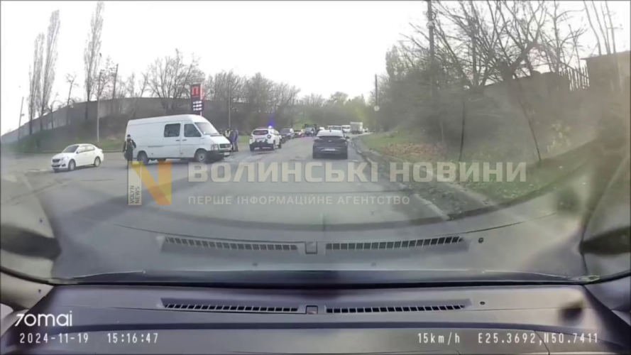 У Луцьку автомобіль в'їхав у бус: травмувався один із водіїв