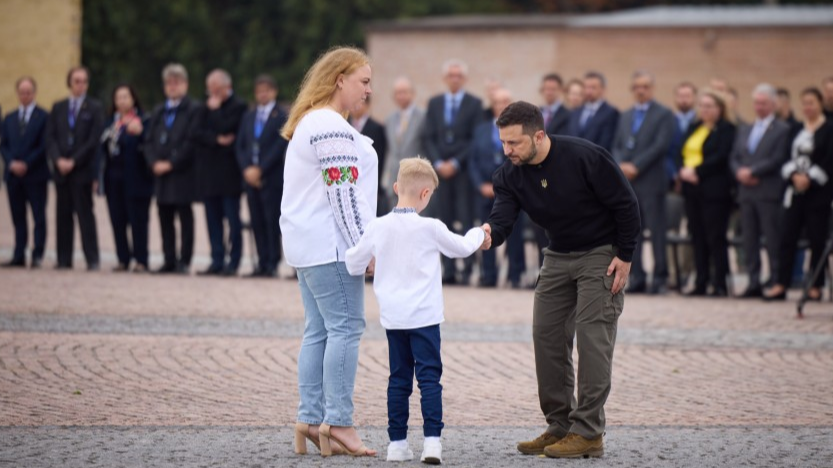 Дружина і син Героя України з Волині отримали нагороду захисника з рук Президента України