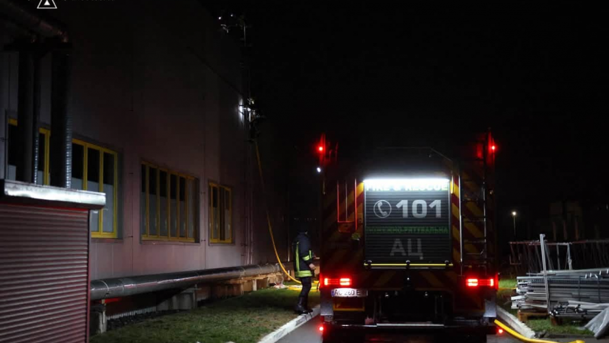 У Луцькому районі після російської атаки спалахнула пожежа на підприємстві