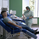 «Тішу себе тим, що зміг комусь допомогти»: почесний донор з Луцька 63 рази здавав кров