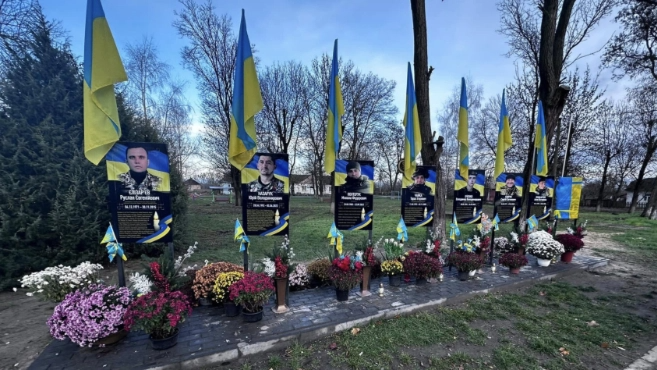 На Волині у центрі села п’яні чоловіки підпалили композиції на Алеї слави