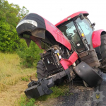 Біля Луцька трактор врізався в дерево, водія госпіталізували