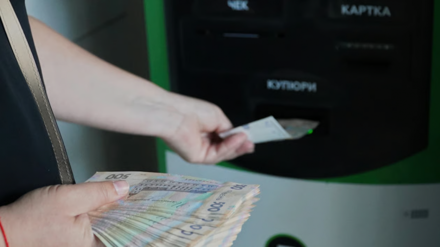 Вирвав з рук гроші та втік: у Луцьку затримали грабіжника, який викрав у жінки 13 тисяч гривень