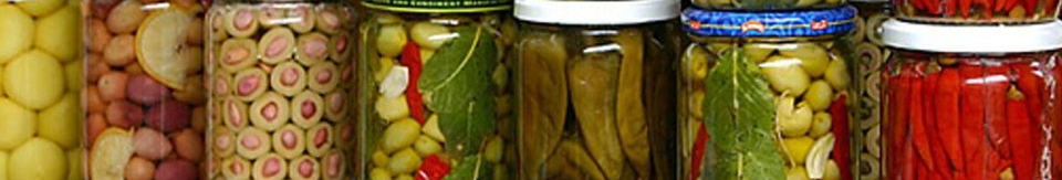 Скільки можна зберігати консервацію: лікарка назвала небезпечні строки та пояснила, коли виникає ботулізм