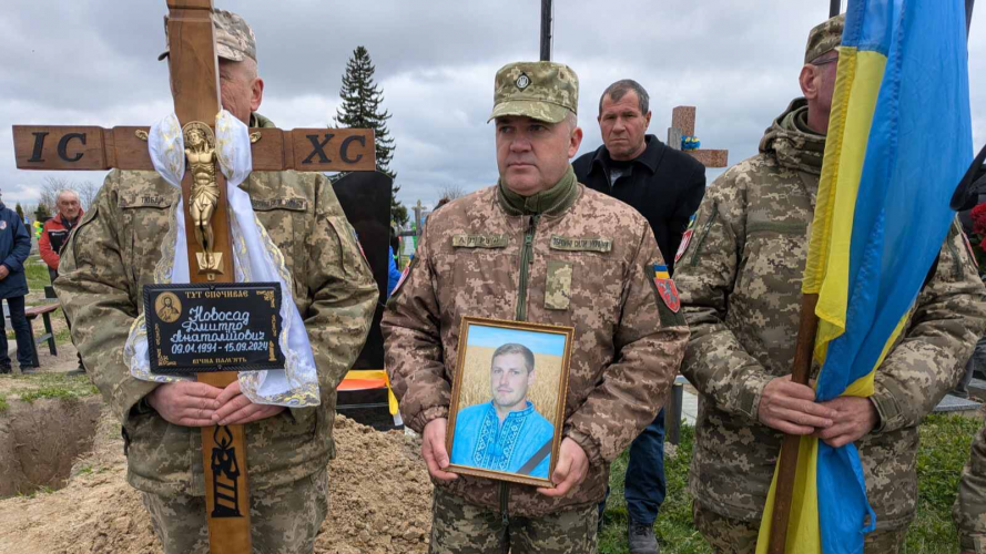 Понад півтора року вважався зниклим безвісти: на Волинь «на щиті» повернувся Герой Дмитро Новосад