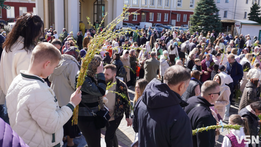 Сотні вірян прийшли освячувати вербу у головний собор Луцька. Фоторепортаж