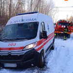 На Волині «швидка», яка їхала на виклик, застрягла у сніговому заметі