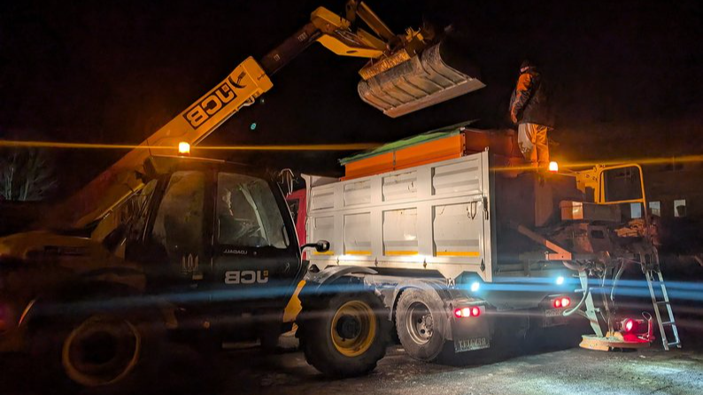 За ніч вулиці Луцька посипали 84 тоннами солі та суміші