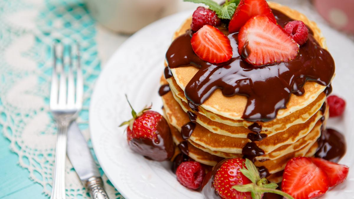 Пишні панкейки за 10 хвилин: простий рецепт ідеального сніданку