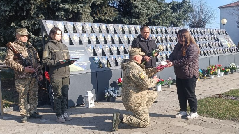 У громаді на Волині дружині загиблого Героя Андрія Бондаря вручили орден «За мужність»