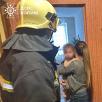 У Нововолинську рятувальники визволили малюка із зачиненої квартири
