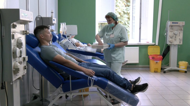 «Тішу себе тим, що зміг комусь допомогти»: почесний донор з Луцька 63 рази здавав кров