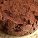 Без духовки і світла: як приготувати ніжний шоколадний десерт «Бите скло»