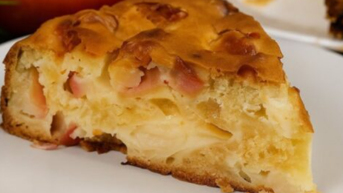 Рецепт смачного й пухкого яблучного пирога на кефірі