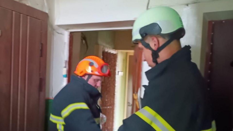 У Луцьку рятувальники допомогли жінці в зачиненій квартирі, яка не брала слухавку