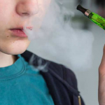 На Волині школяр курив «електронку» в ліцеї, а судили його матір