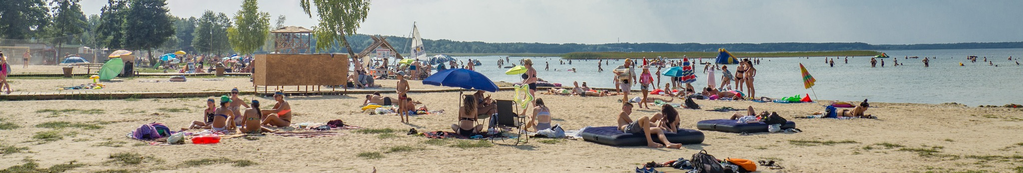 На пляжах - яблуку ніде впасти: як минули вихідні на озері Світязь. Фото