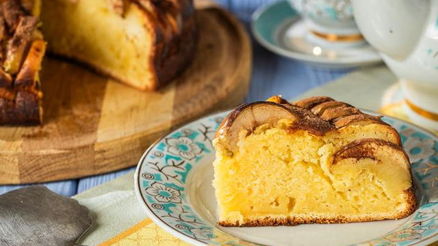 Яблучний пиріг на сметані — простий рецепт ідеальної домашньої випічки