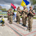Весільний коровай ділили на кладовищі: на Волині в останню путь провели 26-річного Героя Михайла Рогу