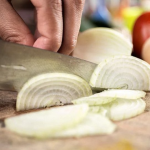 Як уникнути сліз при нарізанні цибулі