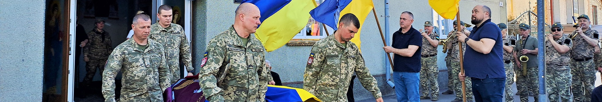 Слова «пізніше наберу» стали останніми: на Волині поховали Героя Віктора Лєньо