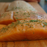 Королівська закуска: як правильно засолити червону рибу до новорічного столу