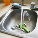 Як позбутися запаху з раковини за 1 хвилину: простий метод із сухою гірчицею