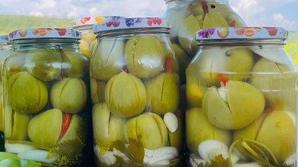 Хрусткі зелені помідори на зиму: рецепт, який нагадає смак дитинства