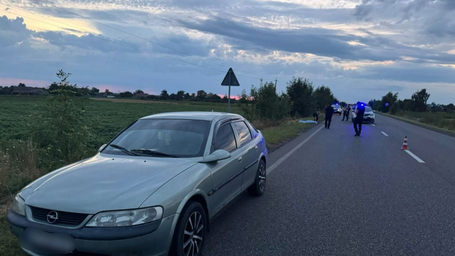 У селі на Волині пасажирка вистрибнула з авто і потрапила під колеса, жінка загинула
