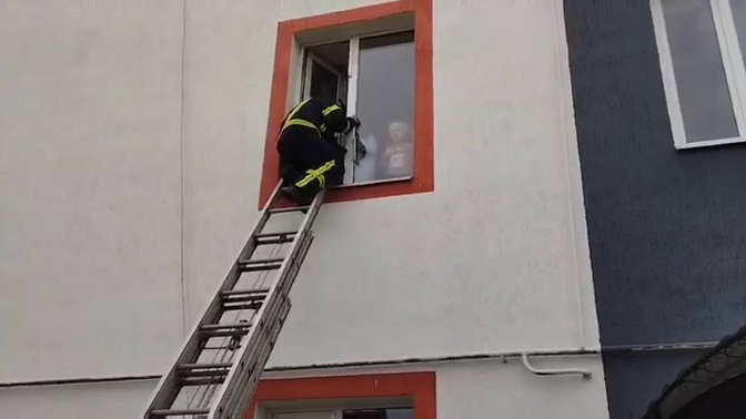У Луцьку пенсіонерка зачинилася в квартирі і не змогла відкрити двері, викликали рятувальників