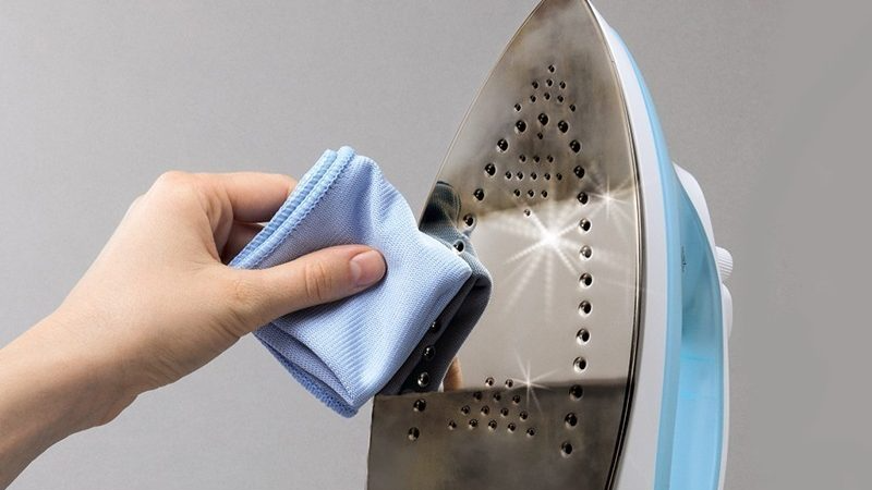 Як швидко очистити праску: нагар і накип вилітають «пластівцями»