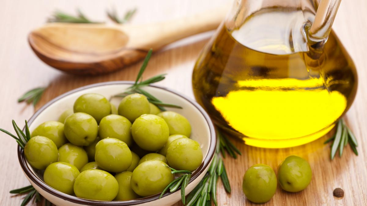 Одна ложка «рідкого золота» й організм вам подякує: чому зранку варто пити оливкову олію